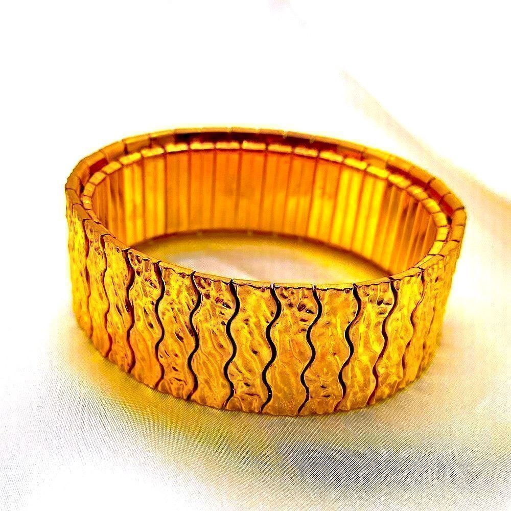 Shiny textured gold toned stretch bracelet